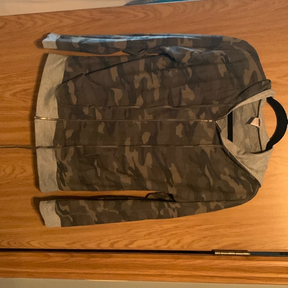 Ightweight hooded camo zip up